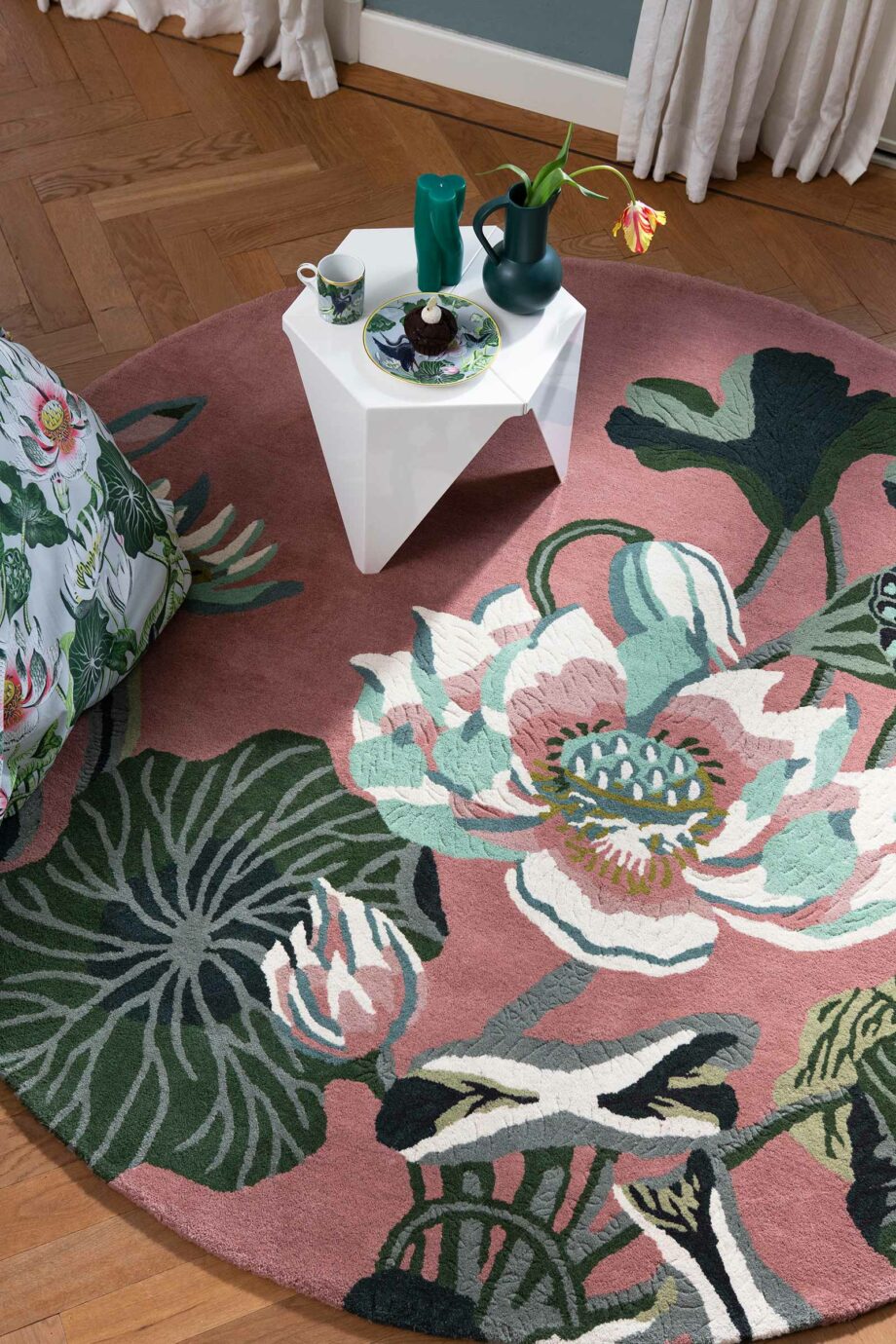 Wedgwood Waterlily Dusty Rose 038602 round interior 1