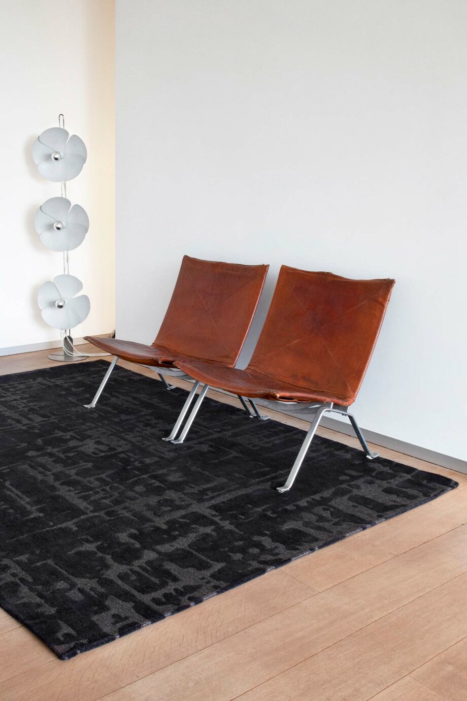 Louis De Poortere tapijt, Structures Black Water 9200, Baobab design