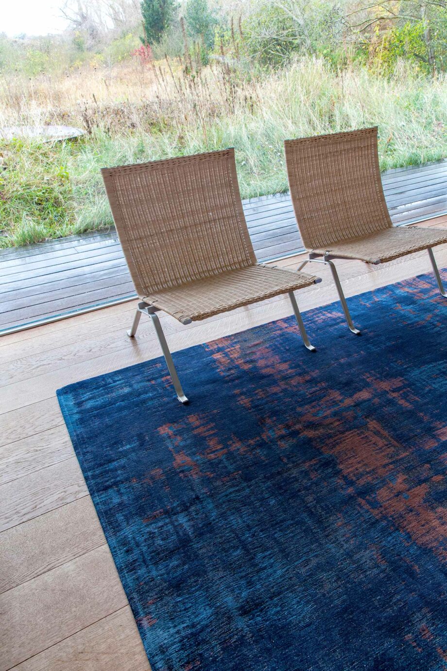 Louis De Poortere tapijt LX 9211 Atlantic Venetian Dust Sunset Blue interior 2
