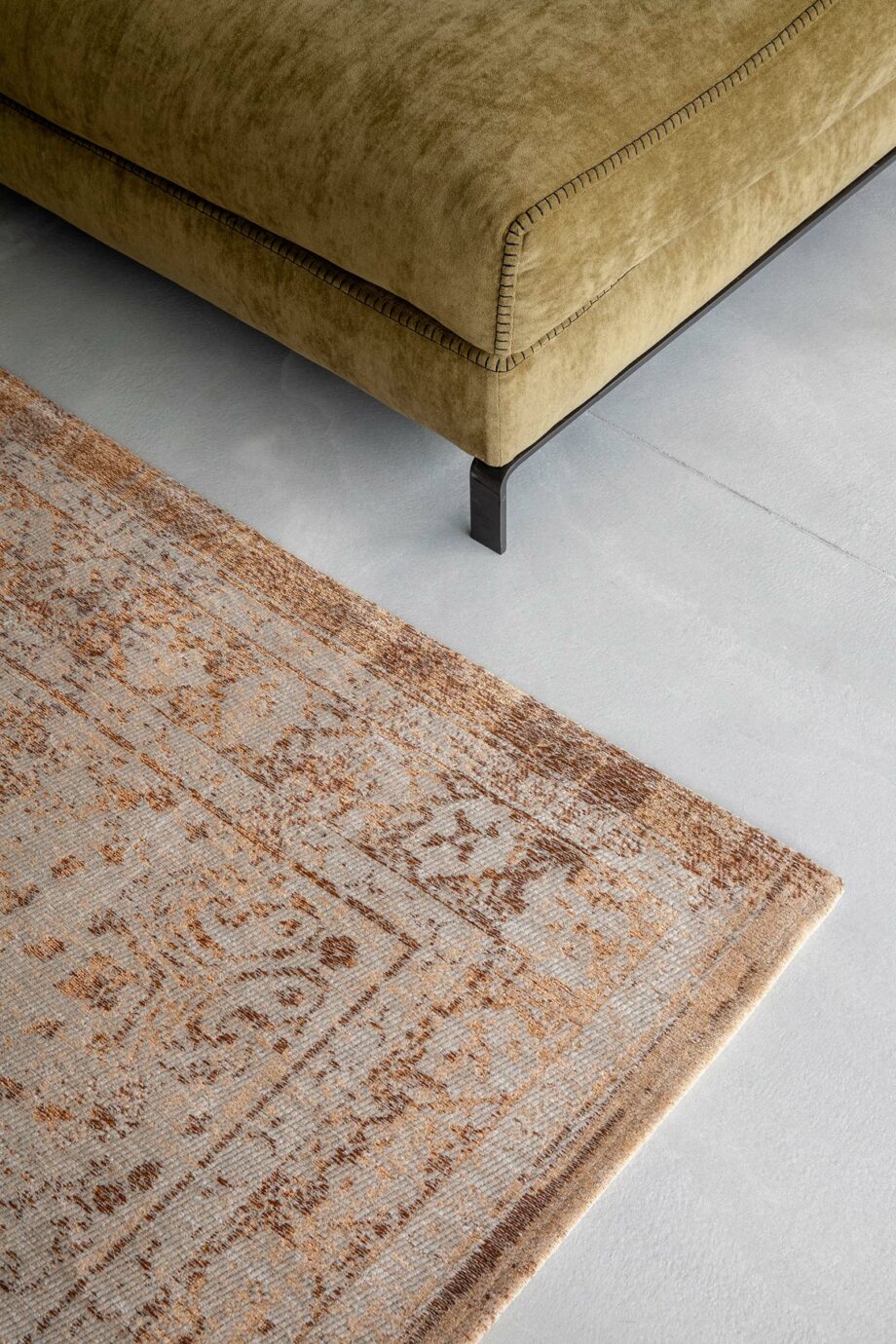 Louis De Poortere tapis LX 9067 Fading World Medallion Salmon interior 3