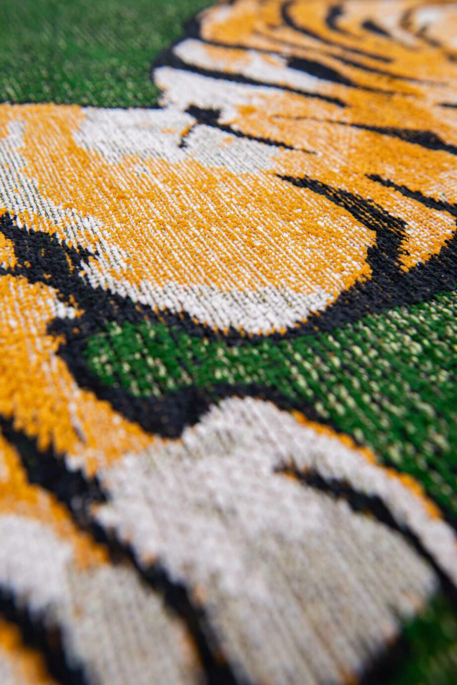 Louis De Poortere Teppich, Pop Green On Fire 9388, Tiger design