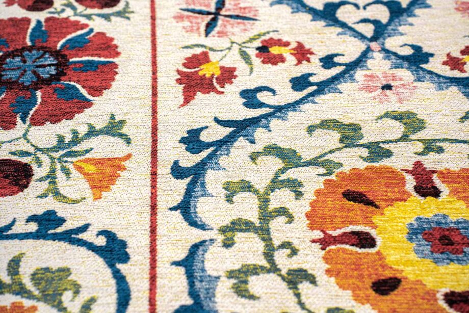 Louis De Poortere rug Antiquarian Suzani 9728 Origine zoom 3