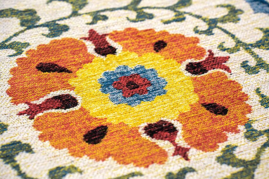 Louis De Poortere rug Antiquarian Suzani 9728 Origine zoom 4