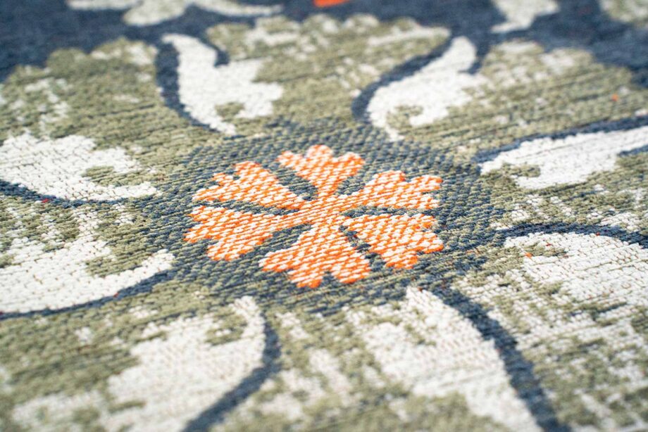 Louis De Poortere rug Antiquarian Suzani 9730 Nordic zoom 2