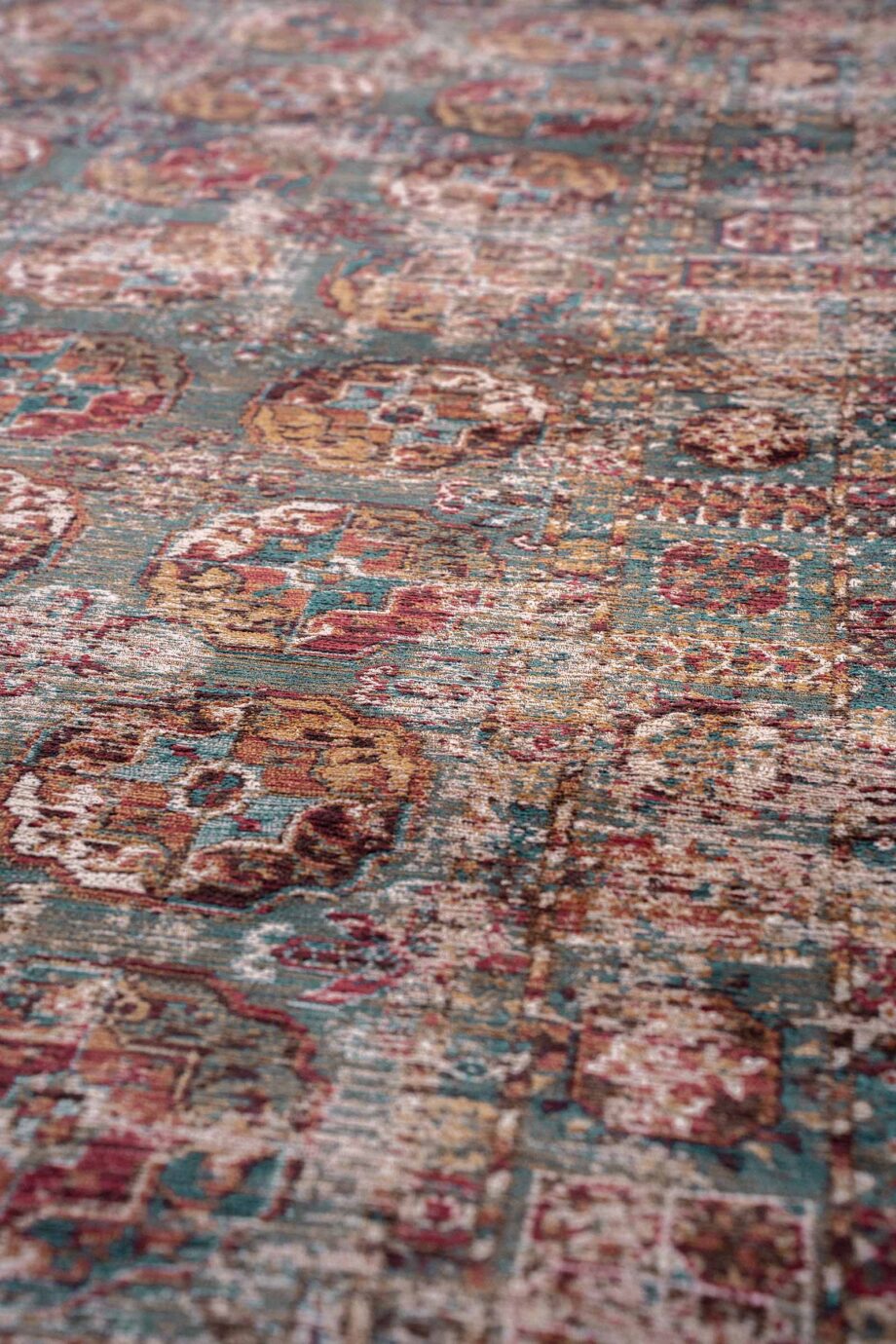 Louis De Poortere tapijt Antiquarian Kasak 9845 Almati zoom vertical