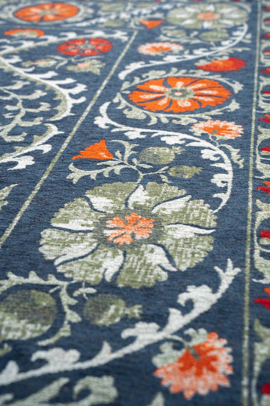Louis De Poortere tapijt Antiquarian Suzani 9730 Nordic zoom vertical