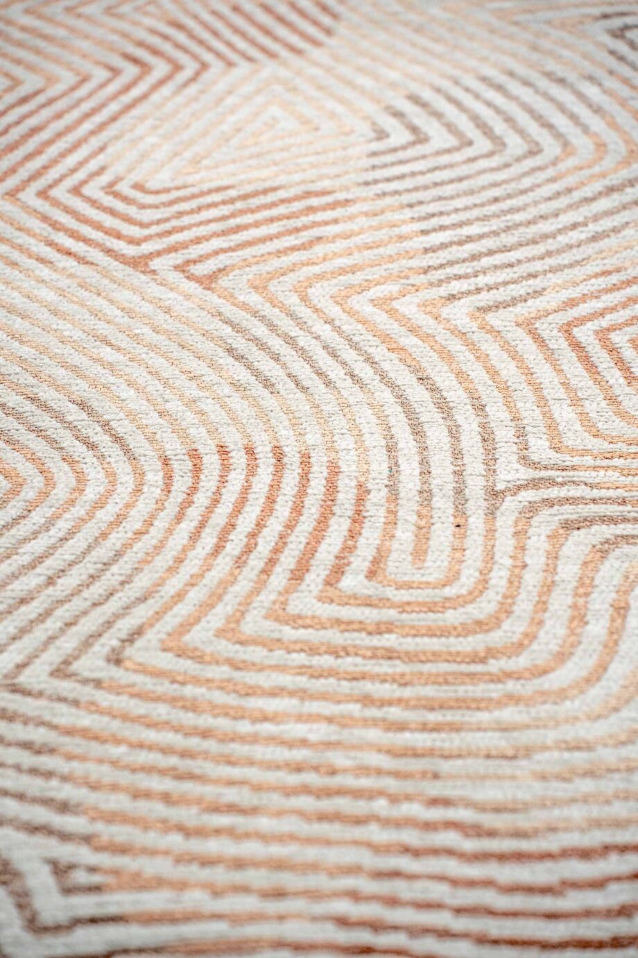 Louis De Poortere tapijt Meditation Coral 9800 Indian Sand zoom vertical