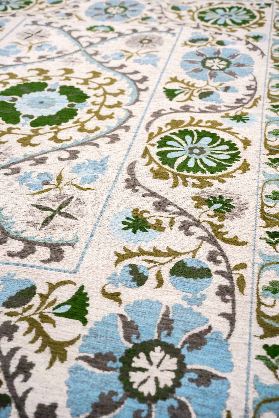 Louis De Poortere tapis Antiquarian Suzani 9732 Slavia zoom vertical